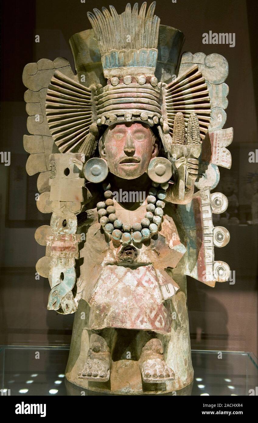 Maya di dio mais statua. La Figura dei Maya di dio mais tenendo le orecchie di mais (mais). Il granturco è stato un importante alimento base della civiltà Maya, whic Foto Stock