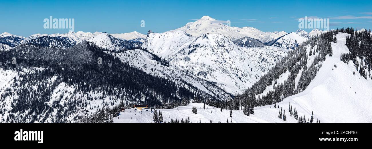 Parte superiore della seggiovia vista panoramica delle circostanti montagne di Washington sulla soleggiata giornata invernale Foto Stock