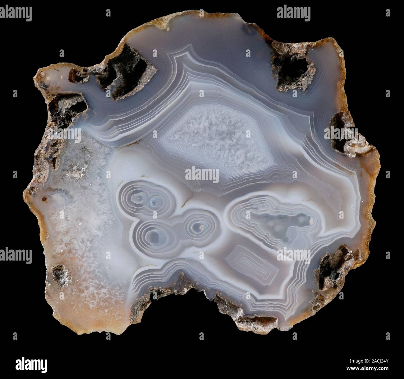 Agata. Agata è un aggregato di diverse forme di silice (SiO2) che sono formate bande concentriche entro un geode. Un geode moduli quando la silice preci Foto Stock