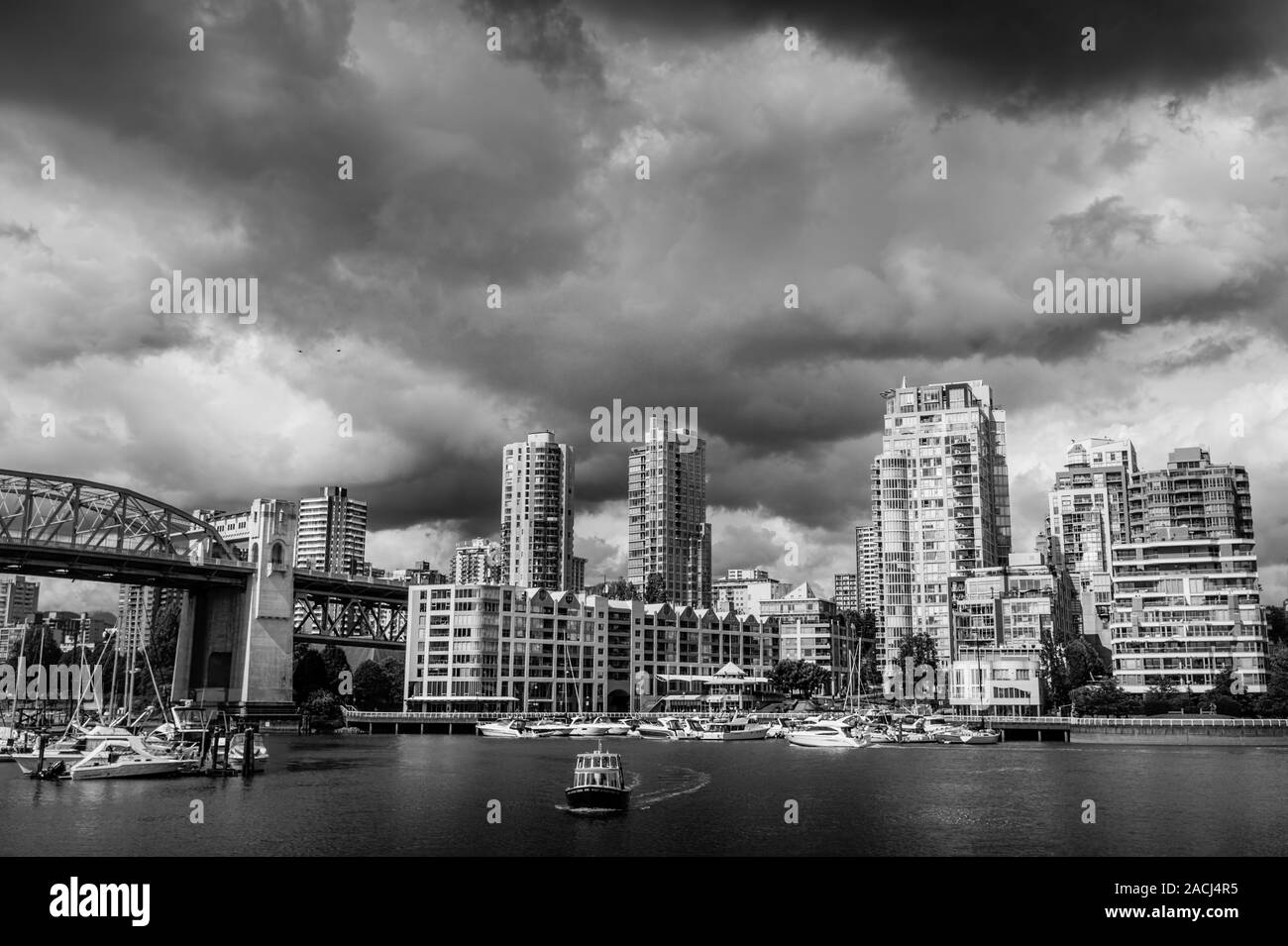 Città di Vancouver con nubi tempeste, bianco e nero con barche e ponti, Vancouver, Canada Foto Stock