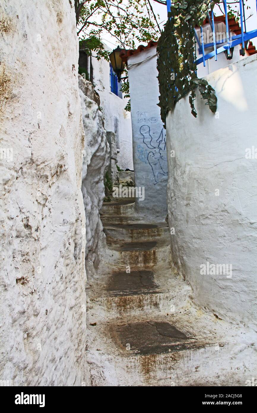 Stretti e tortuosi passaggi accanto a una casa in Plaka, Atene, Grecia Foto Stock