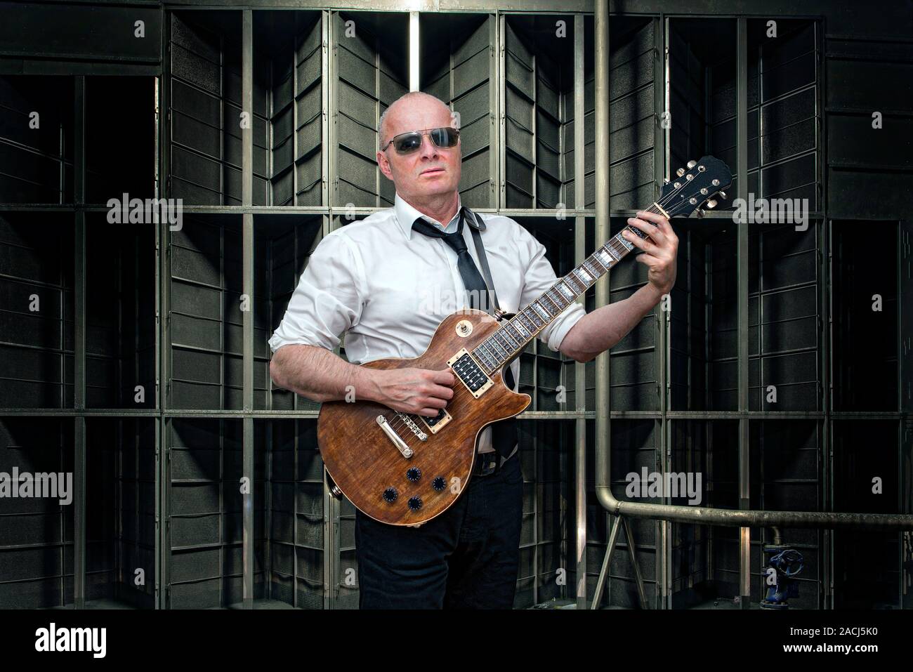 Uomo che suona una chitarra elettrica. Foto Stock