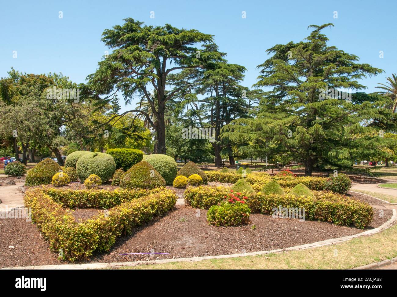 I giardini Hopetoun di Elsternwick, disposti nel 1909, ospitano diversi alberi significativi, tra cui querce, alloro, prugna selvatica, magnolia e castagno. Foto Stock