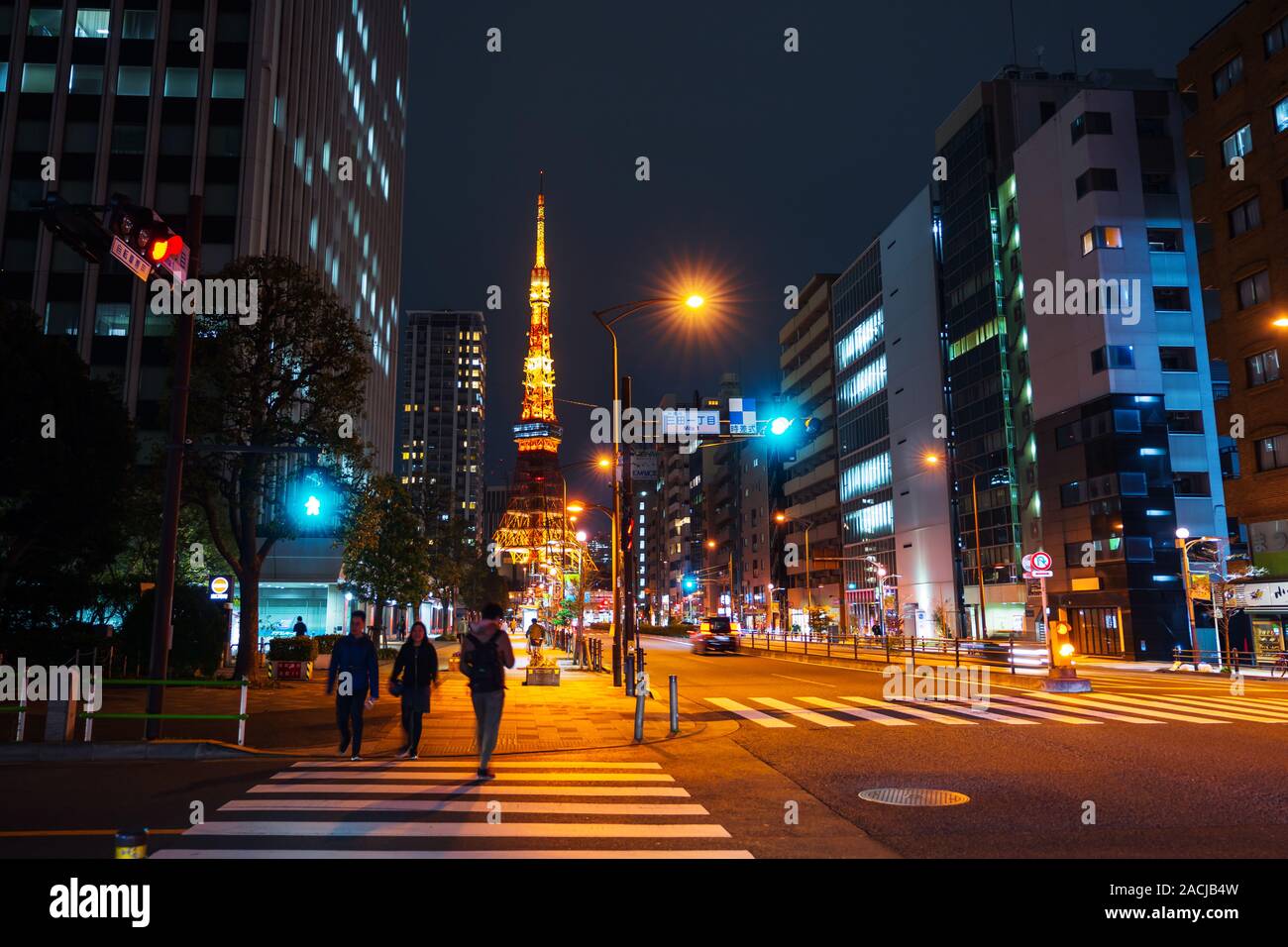 TOKYO , Giappone - Marzo 25, 2019: la vita della città e del traffico con la torre di Tokyo lo sfondo in Tokyo di notte, Giappone Foto Stock