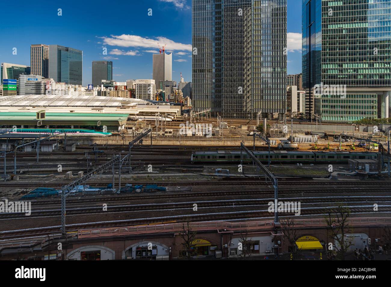 TOKYO, Giappone - 24 Marzo 2019: il treno locale di avvicinamento alla Tokyo stazione ferroviaria, Giappone Foto Stock