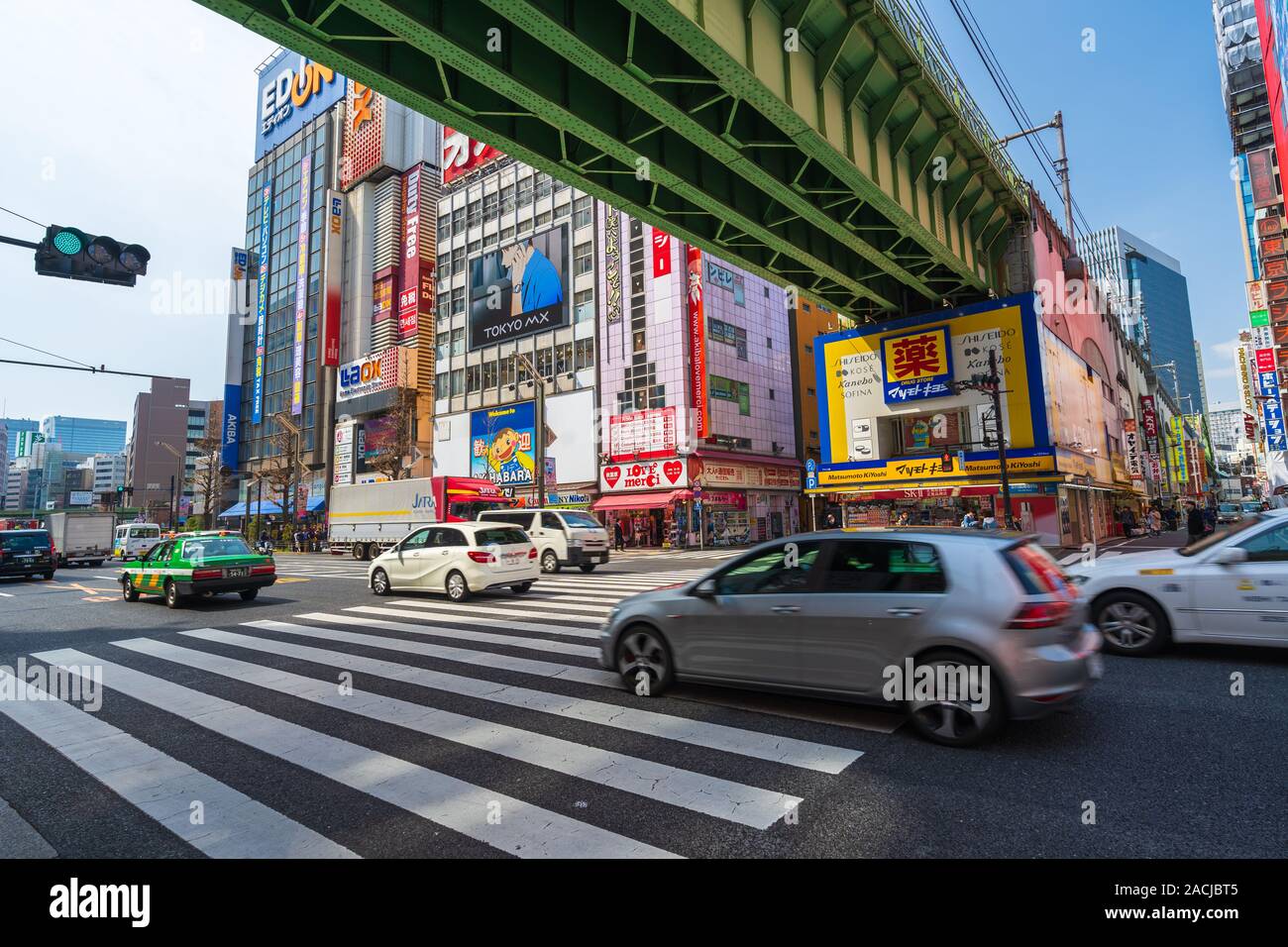 Akihabara, Giappone - Marzo 25, 2019: macchine passano attraverso la strada di Akihabara a Tokyo, Giappone Foto Stock