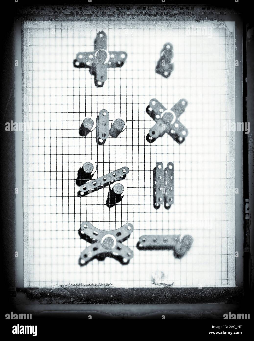 Simboli di matematica. Array di base dei simboli di matematica formata da costruzioni di metallo parti di set. Foto Stock