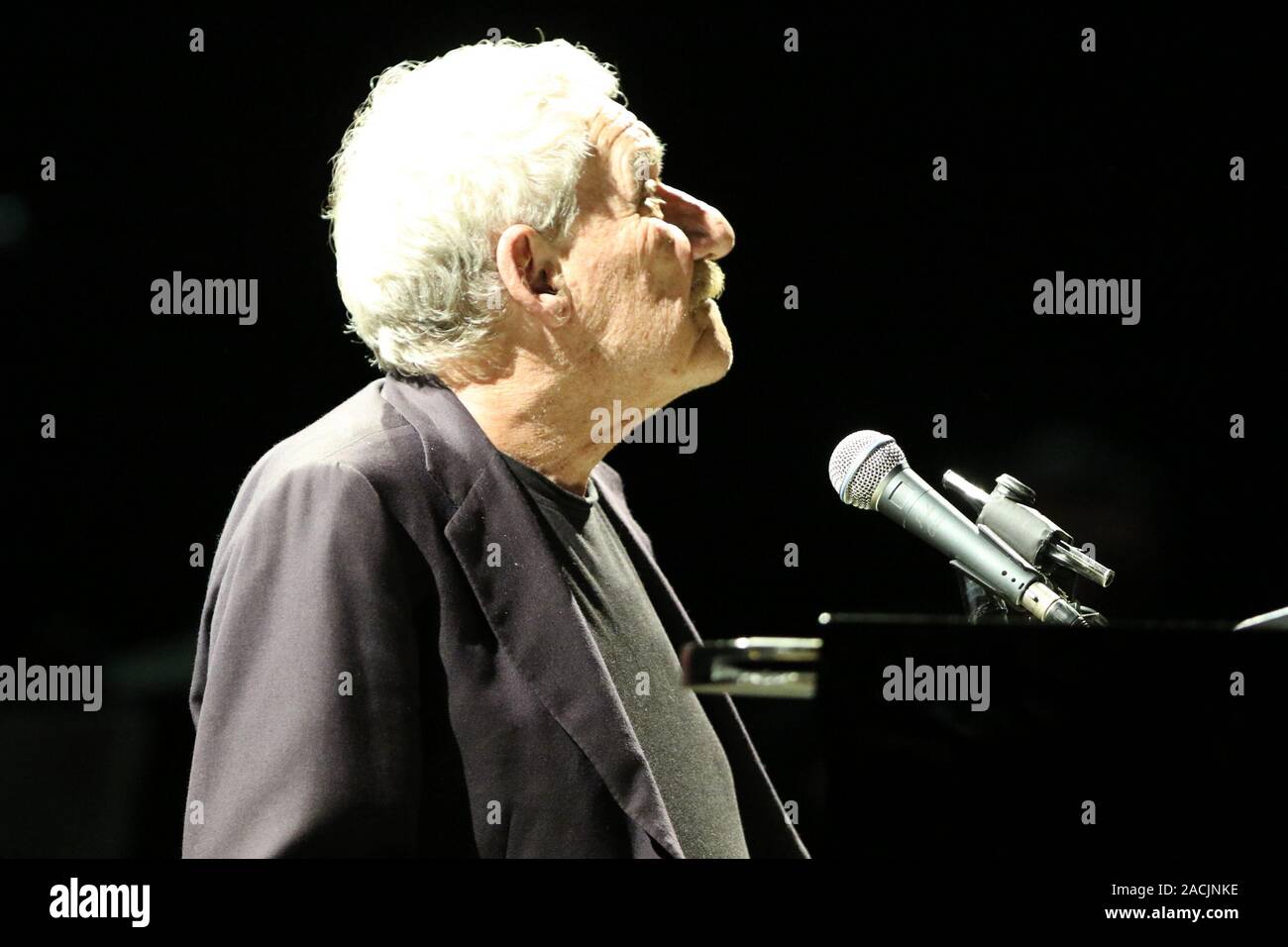 Napoli, Italia. 02Dec, 2019. Il cantante italiano Paolo Conte sul palco a Napoli nel Teatro San Carlo durante il suo tour intitolato "Live in Caracalla - 50 ANNI DI AZZURRO" (foto di Salvatore Esposito/Pacific Stampa) Credito: Pacific Press Agency/Alamy Live News Foto Stock