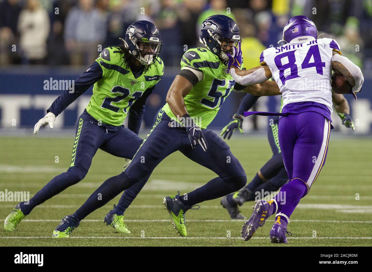 Seattle, Stati Uniti. 2° dic, 2019. Minnesota Vikings manualmente l'estremità Irv Smith (84) bracci rigidi Seattle Seahawks fuori linebacker K.J. Wright (50) durante il tentativo di ottenere ulteriore yardage durante il primo trimestre a CenturyLink campo in una partita di football il lunedì sera il 2 dicembre 2019 a Seattle, Washington. Il Seahawks battere i vichinghi 37-30. Foto di Jim Bryant/UPI Credito: UPI/Alamy Live News Foto Stock