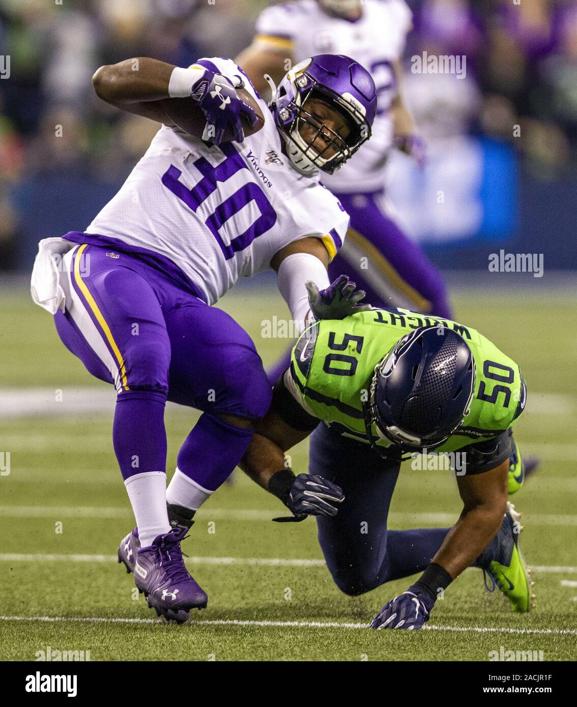 Seattle, Stati Uniti. 2° dic, 2019. Seattle Seahawks fuori linebacker K.J. Wright (50) upends Minnesota Vikings fullback C.J. Ham (30) durante il primo trimestre a CenturyLink campo in una partita di football il lunedì sera il 2 dicembre 2019 a Seattle, Washington. Il Seahawks battere i vichinghi 37-30. Foto di Jim Bryant/UPI Credito: UPI/Alamy Live News Foto Stock