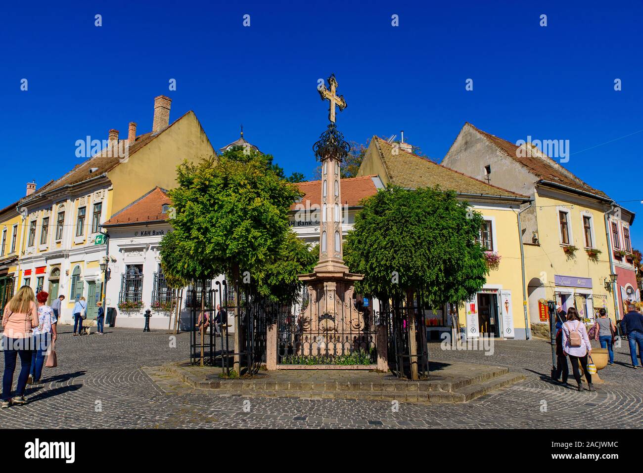 I turisti a piedi sulla strada a Szentendre, ungherese città sul fiume Danubio Foto Stock