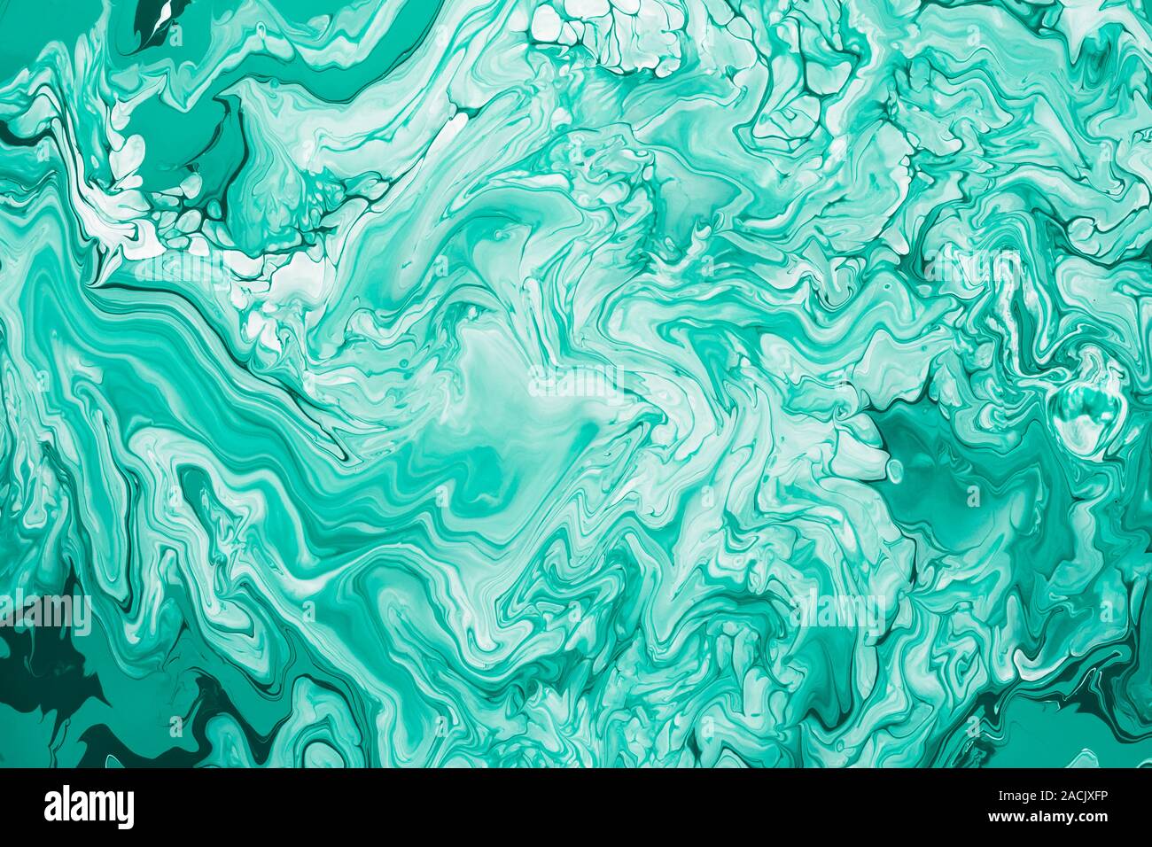 Libero fluire verde vernice acrilica. Random di onde e ricci. Abstract Sfondo marmo o texture. Foto Stock