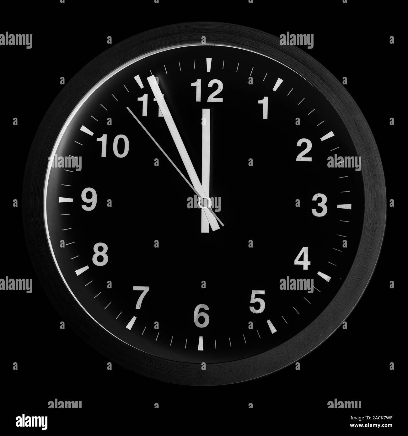 5 a 12 orologio concetto su sfondo nero Foto stock - Alamy