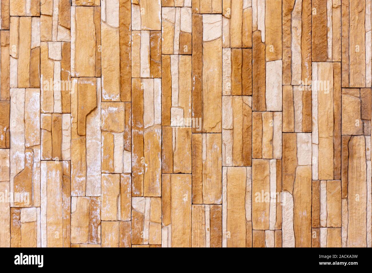 Tile parete in pietra texture pattern. Per lo sfondo o il pavimento. Frammento di una parete da una pietra scheggiata. Foto Stock