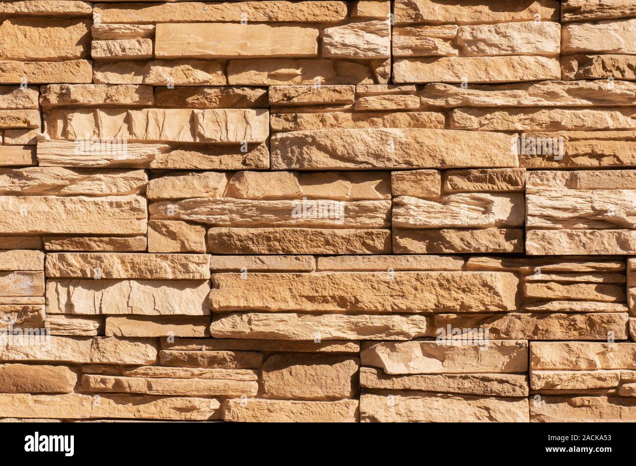 Tile parete in pietra texture pattern. Per lo sfondo o il pavimento. Frammento di una parete da una pietra scheggiata. Foto Stock