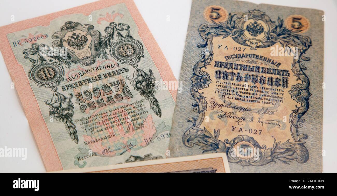 Mosca, Russia, 23 Ottobre 2019: il vecchio russo banconota 5 rubli e 10 rubli, circa 1909. Lo zar della Russia - Bill 1909: una fattura stampata emblema nazionale - t Foto Stock