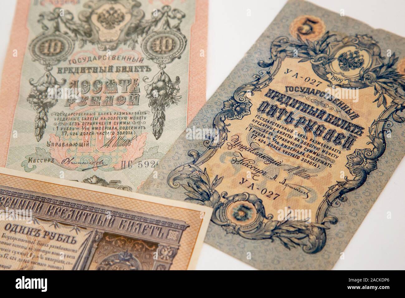 Mosca, Russia, 23 Ottobre 2019: il vecchio russo banconota 5 rubli e 10 rubli, circa 1909. Lo zar della Russia - Bill 1909: una fattura stampata emblema nazionale - t Foto Stock