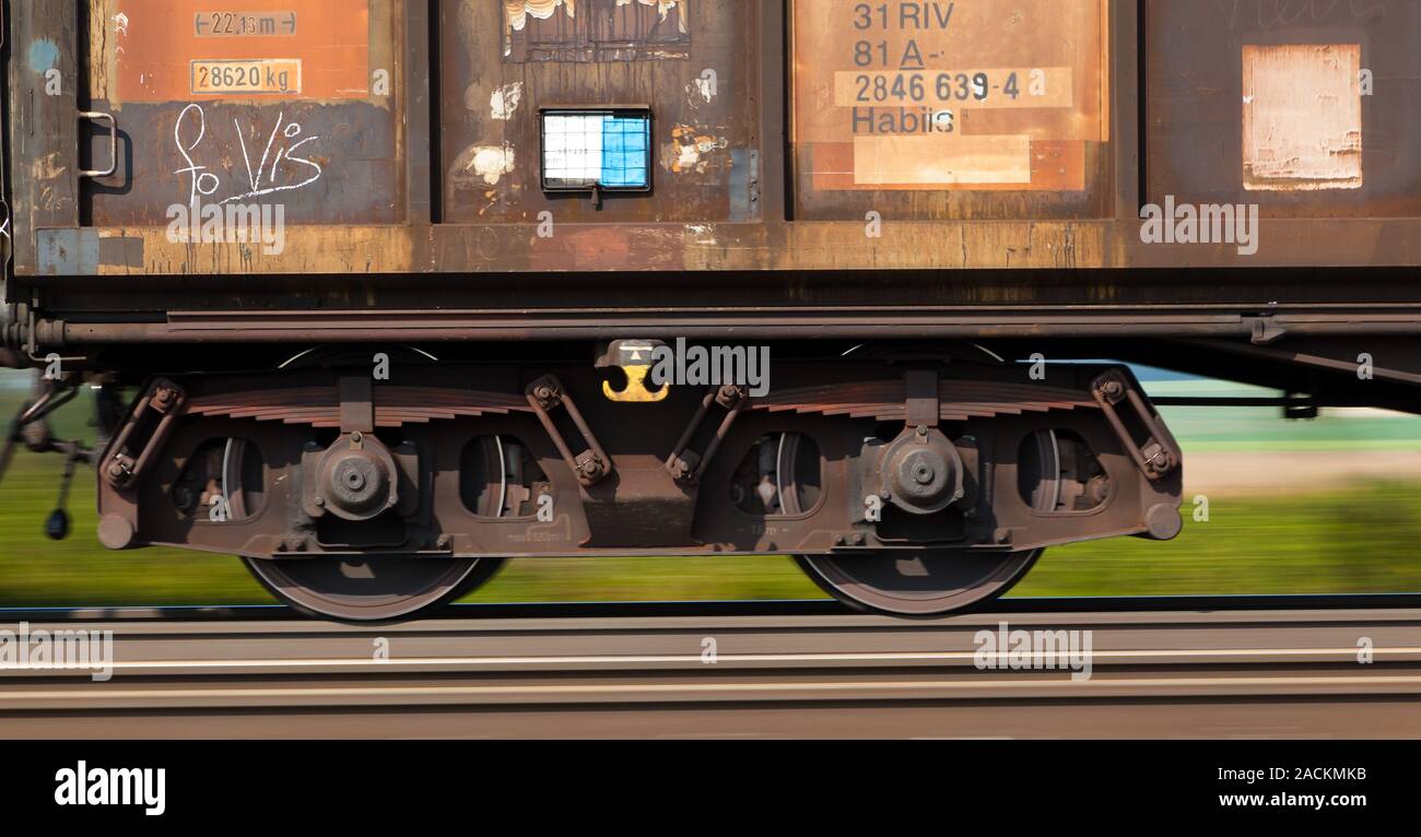 Treno merci su rotaie Foto Stock