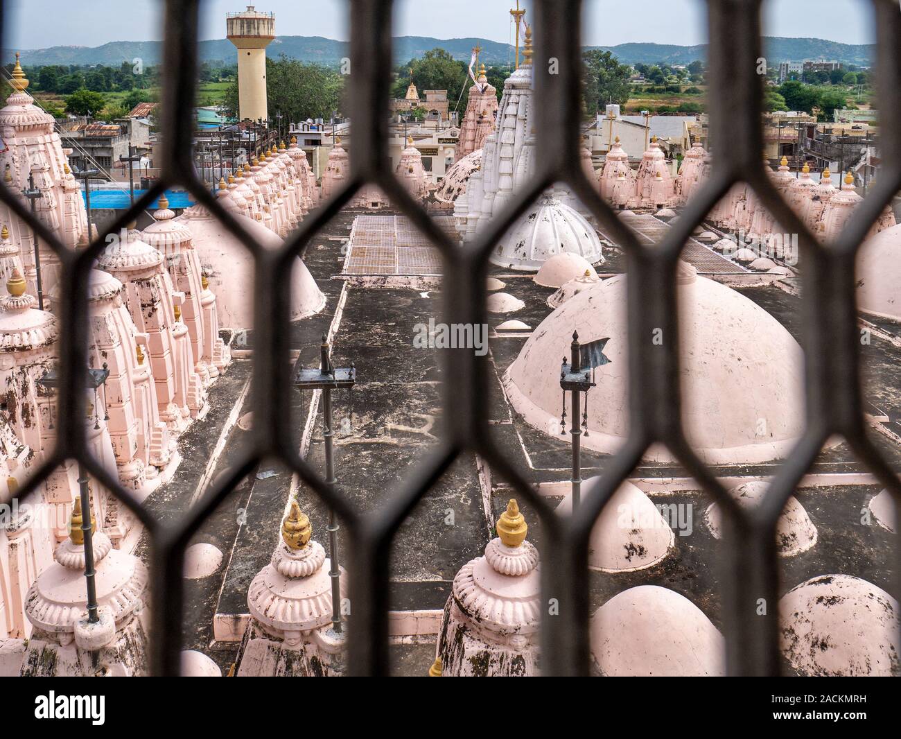 03 nov 2019 Vista da kirti stambh Chandraprabhu Digambar Jain Bhavan Jinalay del XII secolo Chandraprabhu(ottavo Tirthankara) a Bhiloda Aravalli distr Foto Stock