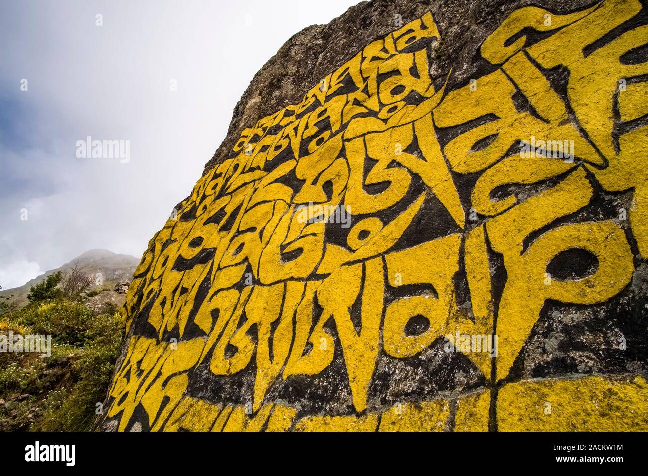 Grandi Mani di pietra con inciso il mantra tibetano OM MANI PADME HUM Foto Stock