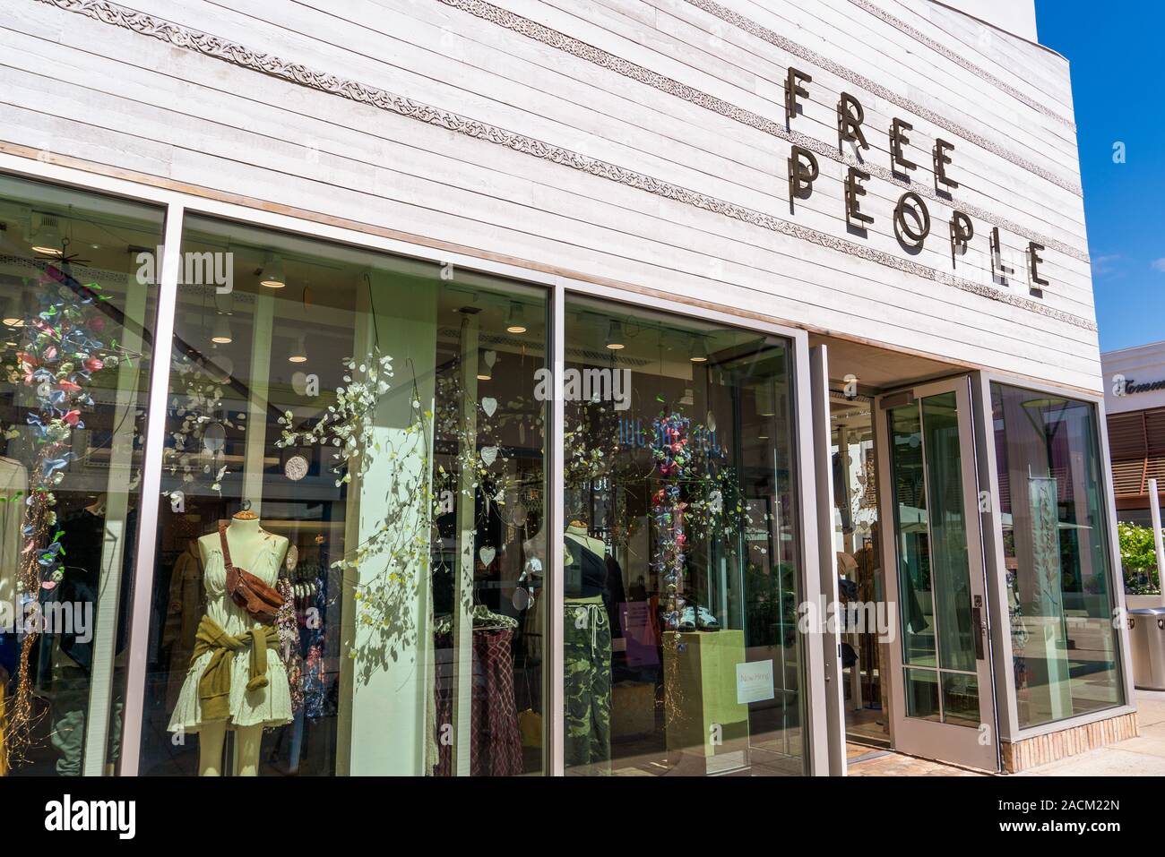 20 ago 2019 Palo Alto / CA / STATI UNITI D'AMERICA - La gente libera store situato in Stanford Shopping Center; la gente libera è un Americano bohemian abbigliamento e stile di vita r Foto Stock