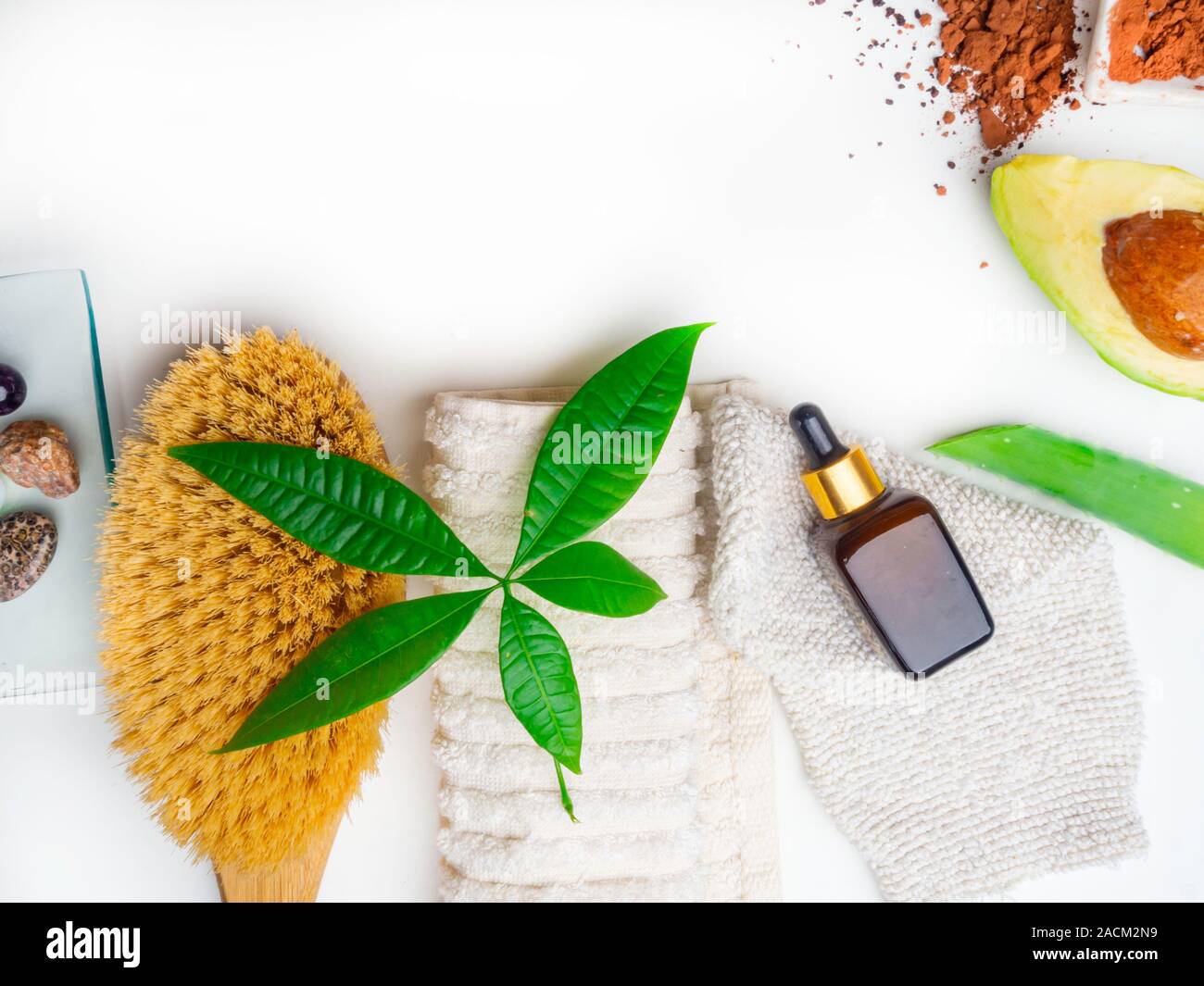 Spa benessere con massaggi siero, scrub, avocado, verde aloe vera, leaf, massaggi accessori, asciugamano, guanto spazzola su sfondo bianco Foto Stock