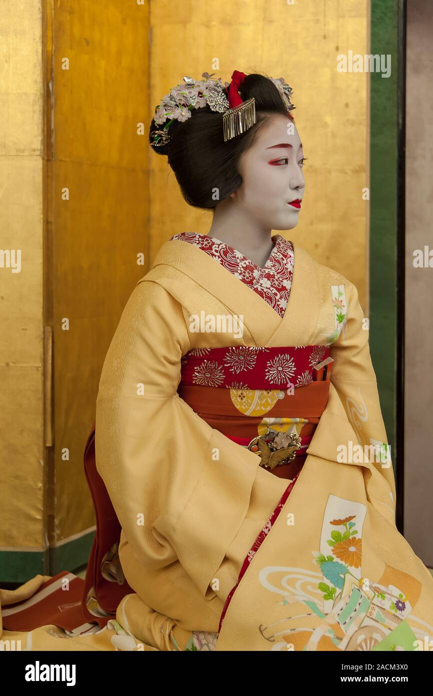 Kyoto, Giappone - Aprile 2014: una Maiko o Geiko giovani in formazione esegue la tradizionale danza in corrispondenza di un evento culturale per intrattenere gli ospiti Foto Stock