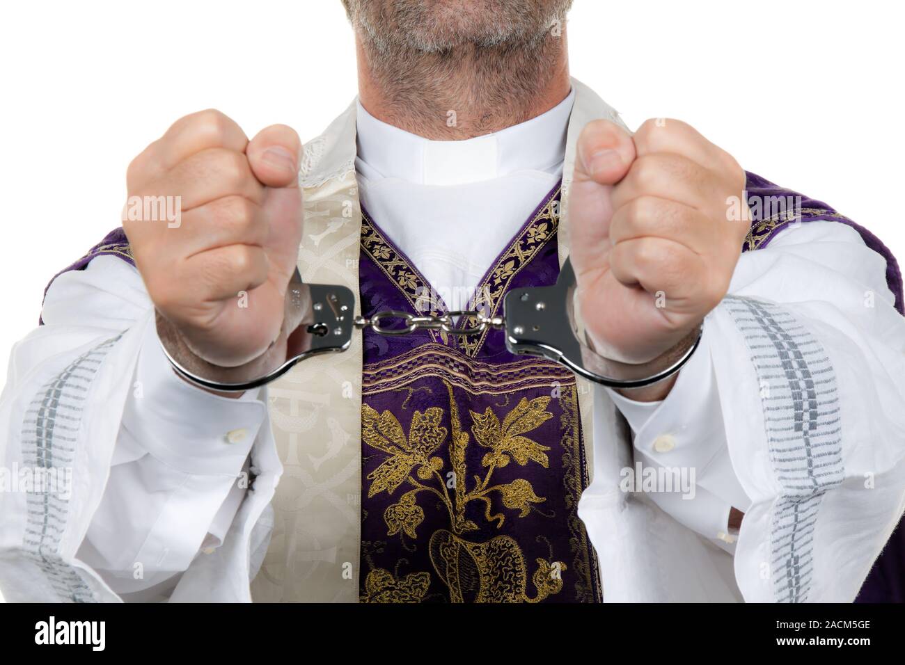 Sacerdote cattolico con le manette. appropriazione indebita Foto Stock