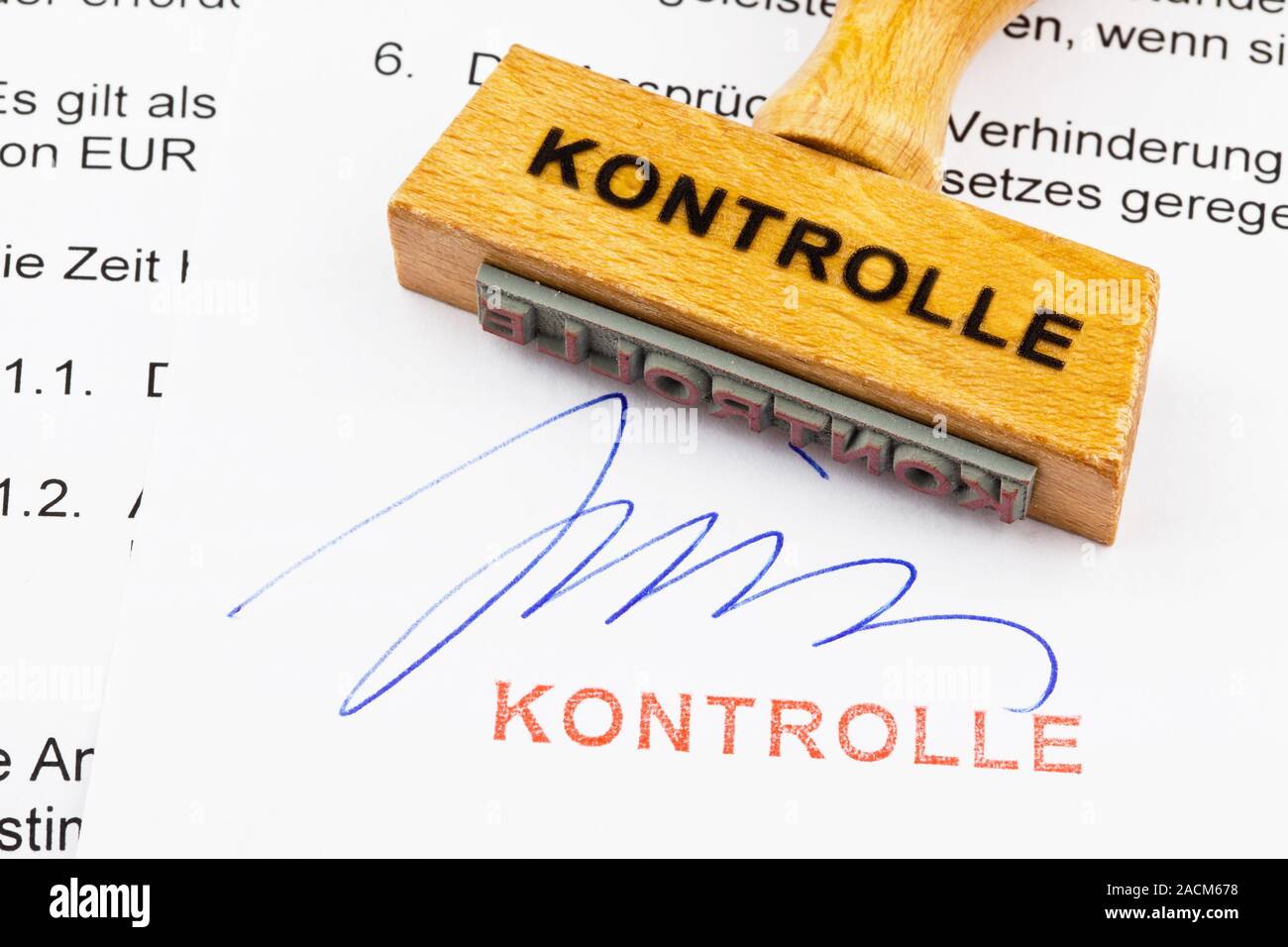 Francobollo di legno sul documento: Controllo Foto Stock
