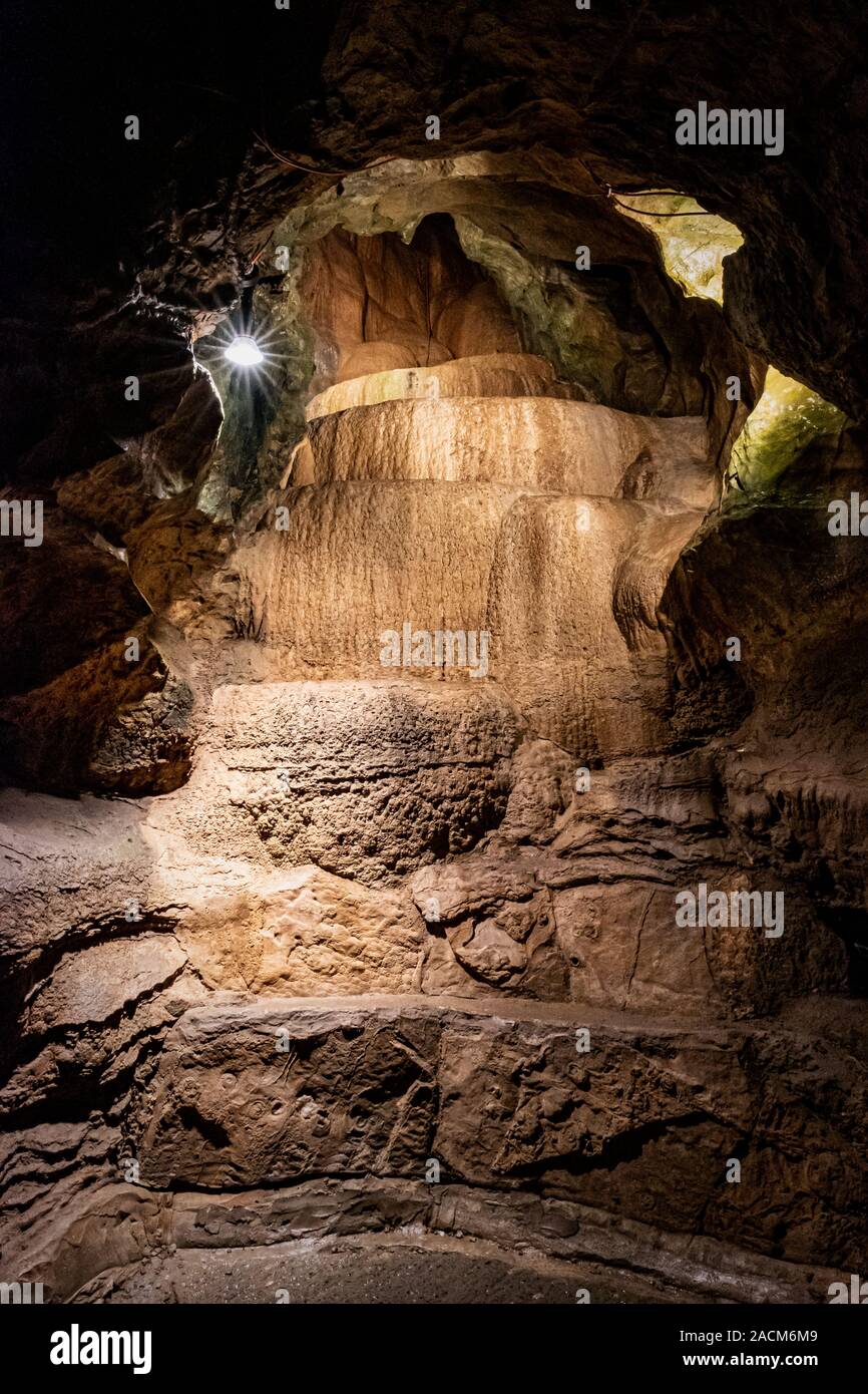 Pietra pietrificato cascata in Gough's Cave a Cheddar Gorge. Foto Stock