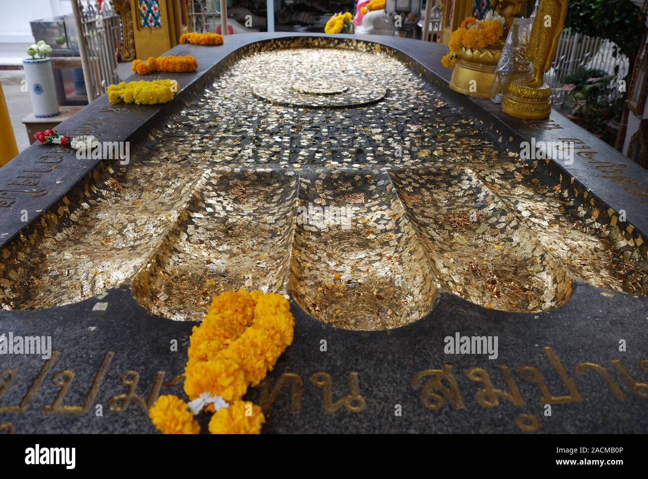 Il Buddha di impronta, dorato con foglia oro, Wat Chai Chanasongkhram, Banglampoo, Bangkok, Thailandia, Asia Foto Stock