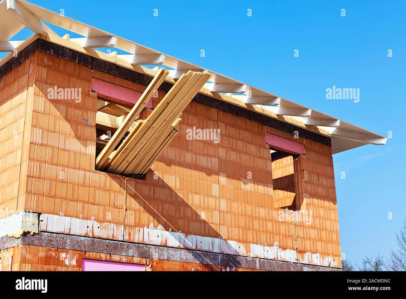 Sito in costruzione e il guscio di un edificio residenziale Foto Stock