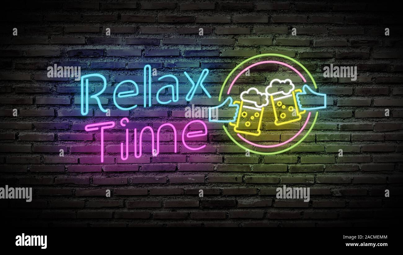 Relax time shiny lampade al neon glow sulla nera parete di mattoni. segno colorato stampato con testo tempo di relax e un bicchiere di birra per la decorazione di partito Foto Stock