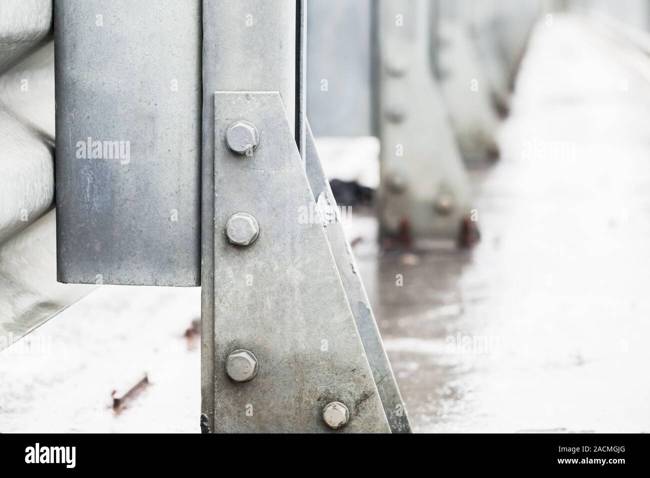 Abstract background industriale con il grigio di strutture metalliche collegate con bulloni, close-up foto con selective soft focus Foto Stock