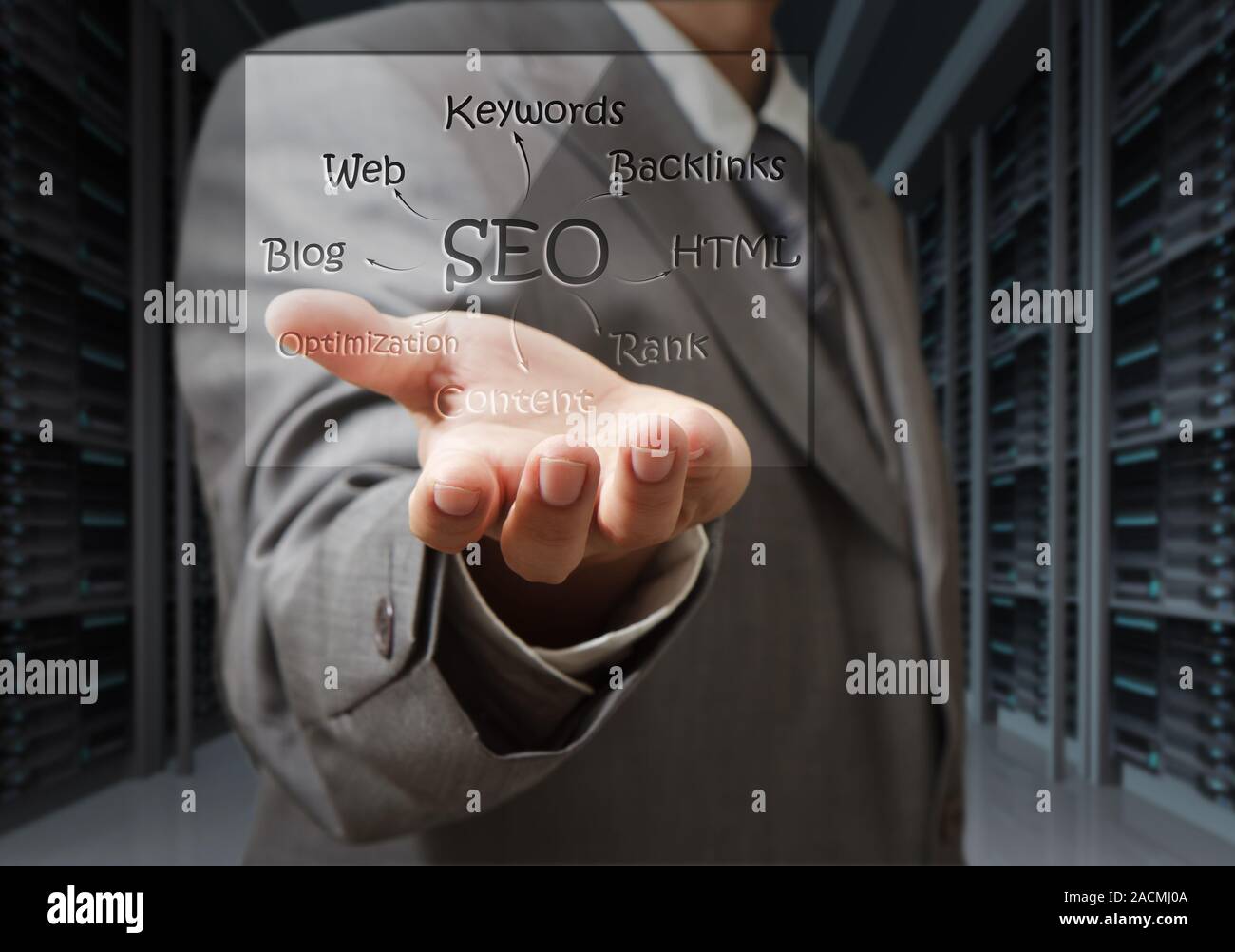Business man mostrano lo schema di seo scudo in sala server Foto Stock