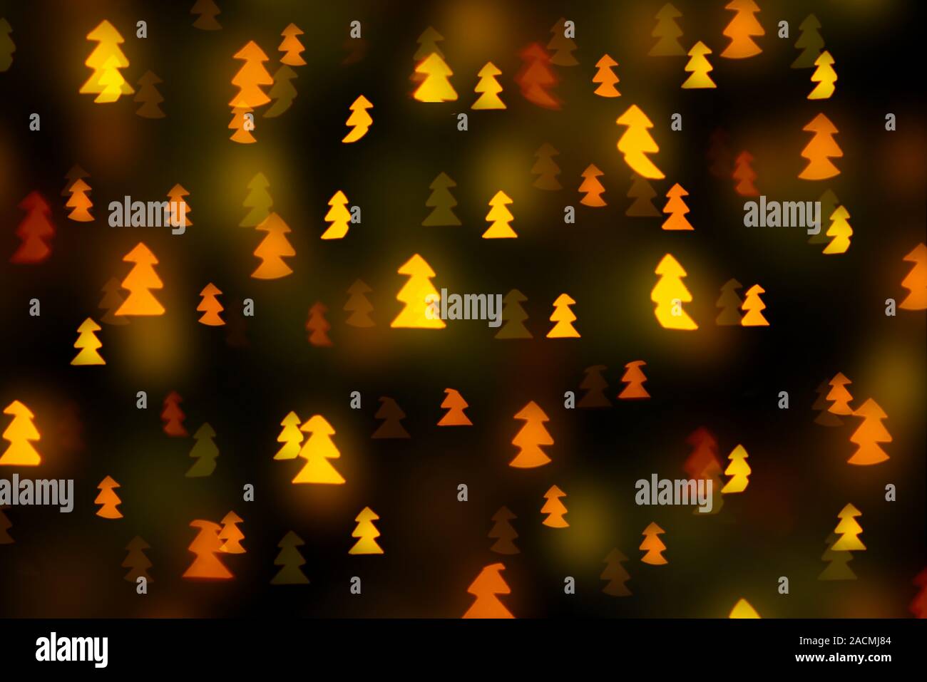 Albero di natale di colore giallo a forma di bokeh di luci Foto Stock