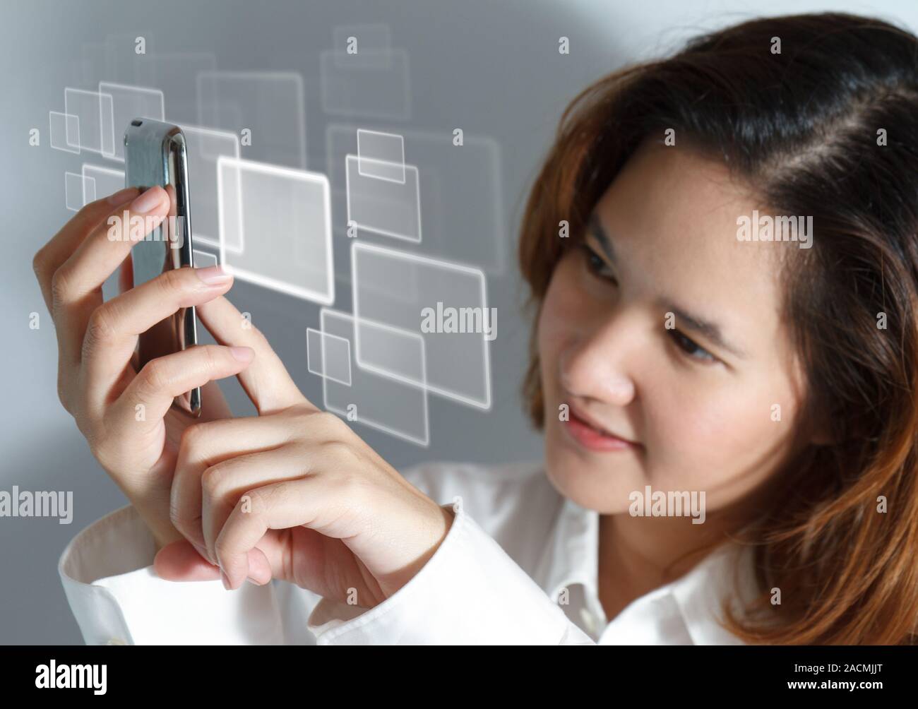 La donna che mostra il display del suo nuovo touch mobile cellulare Foto Stock