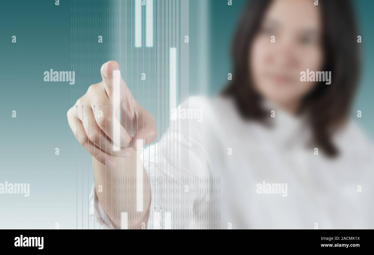 Donna della lavorazione manuale sulla tecnologia virtual interface Foto Stock