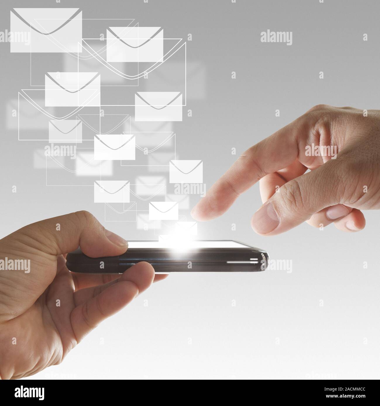 Mano che spinge il computer portatile con l'e-mail e sole e cielo Foto Stock