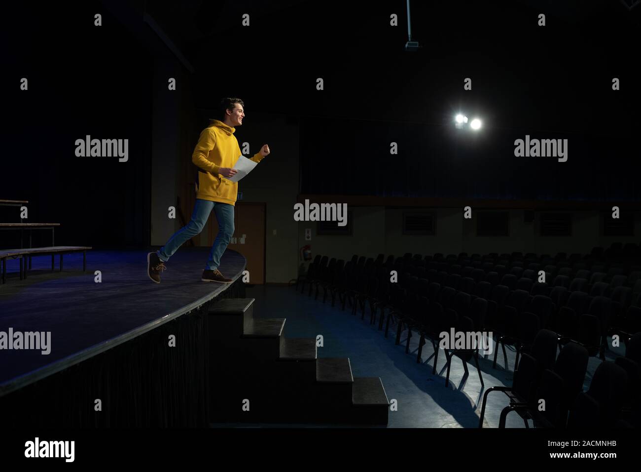 Gli adolescenti ripassando in un teatro Foto Stock