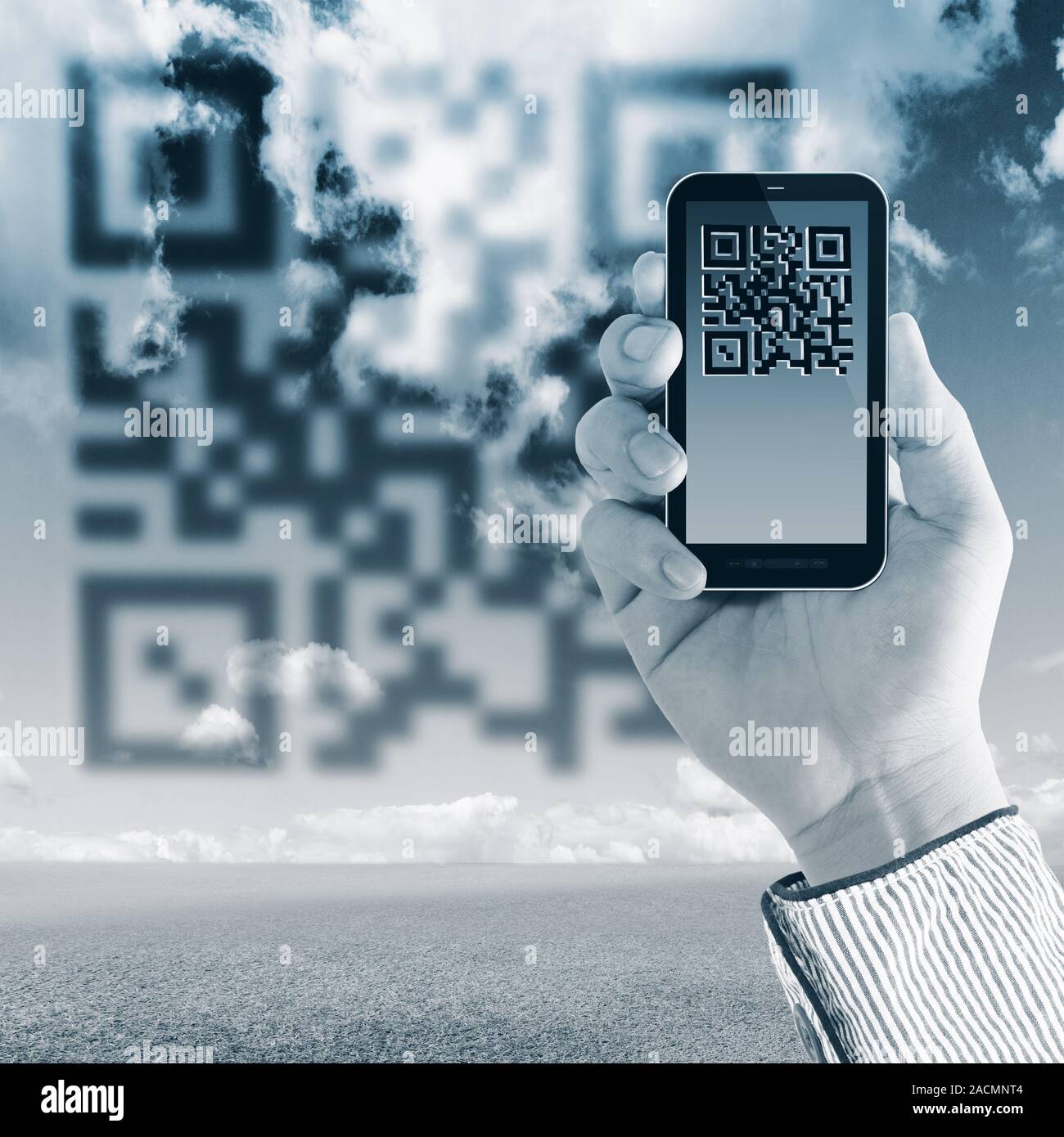 La scansione del codice QR con mobile smart phone Foto Stock