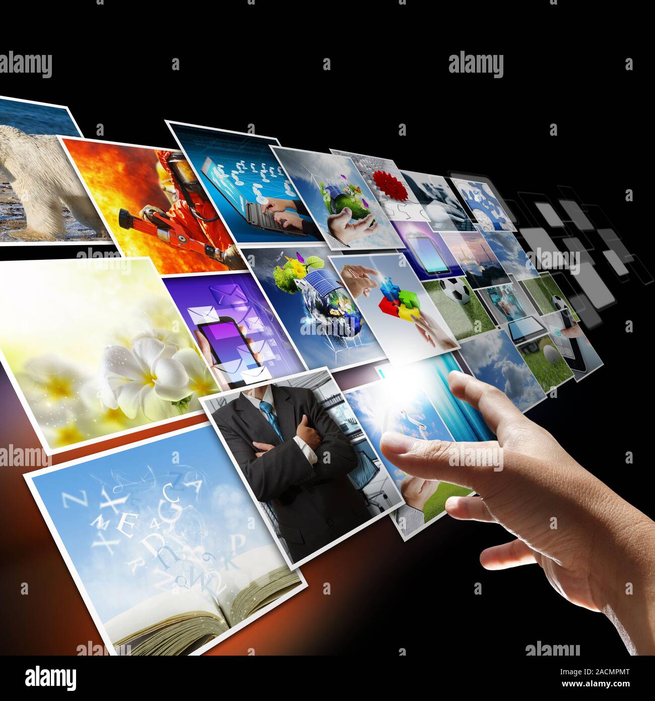 La mano di raggiungere lo streaming di immagini come concetto di internet Foto Stock