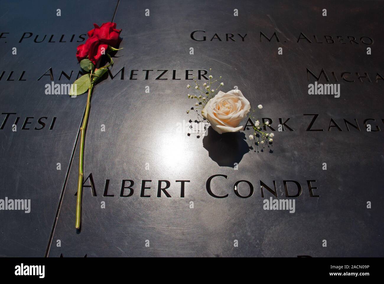 Memorial World Trade Center, bacino meridionale, i nomi delle vittime sono incise su nastri di bronzo che circondano i bacini, Foto Stock