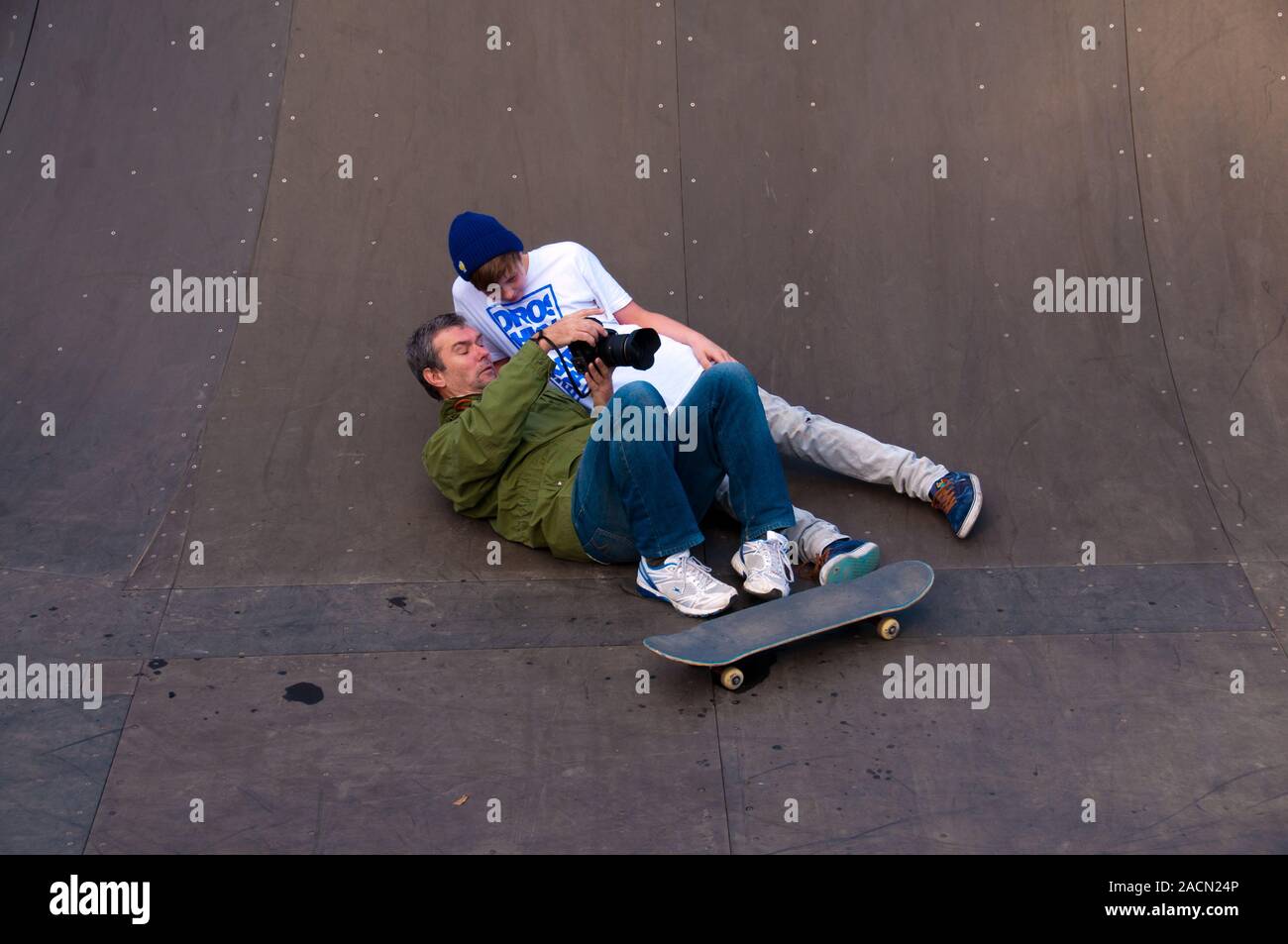 Dodici anni di skater con il fotografo sul pattinatore via, salariali rampa, pista da skateboard a Colonia, nella Renania settentrionale-Vestfalia, Ge Foto Stock