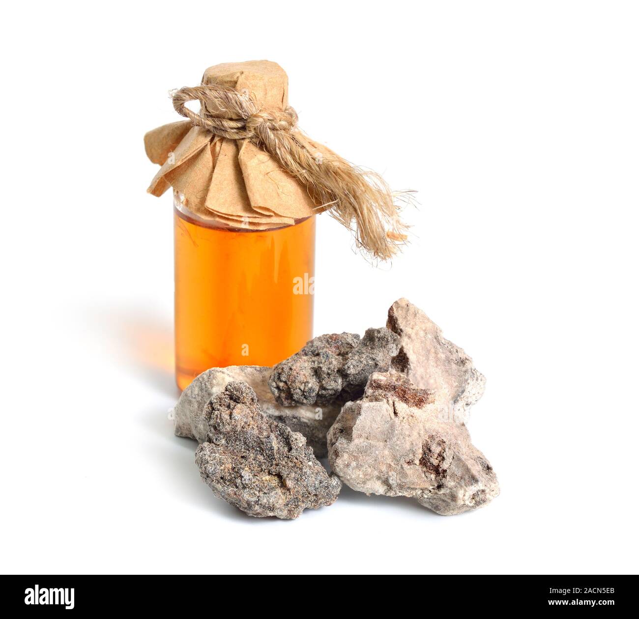 Palo Santo incenso resina. Isolato su sfondo bianco Foto Stock