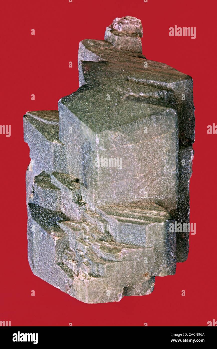I cristalli di ortoclasio. Ortoclasio, o adularia, (silicato di potassio e  alluminio) è un tipo di feldspato e uno dei principali di granito minerale  di formatura. Questo campione Foto stock - Alamy