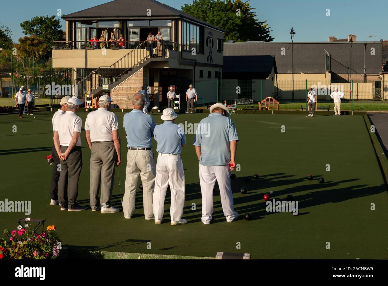 Retirement Ireland Senior men playing prato Bowls al Causeway Tennis and Bowls Club di Dungarvan, Contea di Waterford, Irlanda Foto Stock