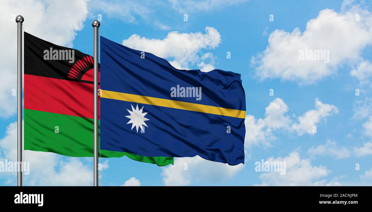 Il Malawi e Nauru bandiera sventolare nel vento contro bianco torbido cielo blu insieme. Concetto di Diplomazia e relazioni internazionali. Foto Stock