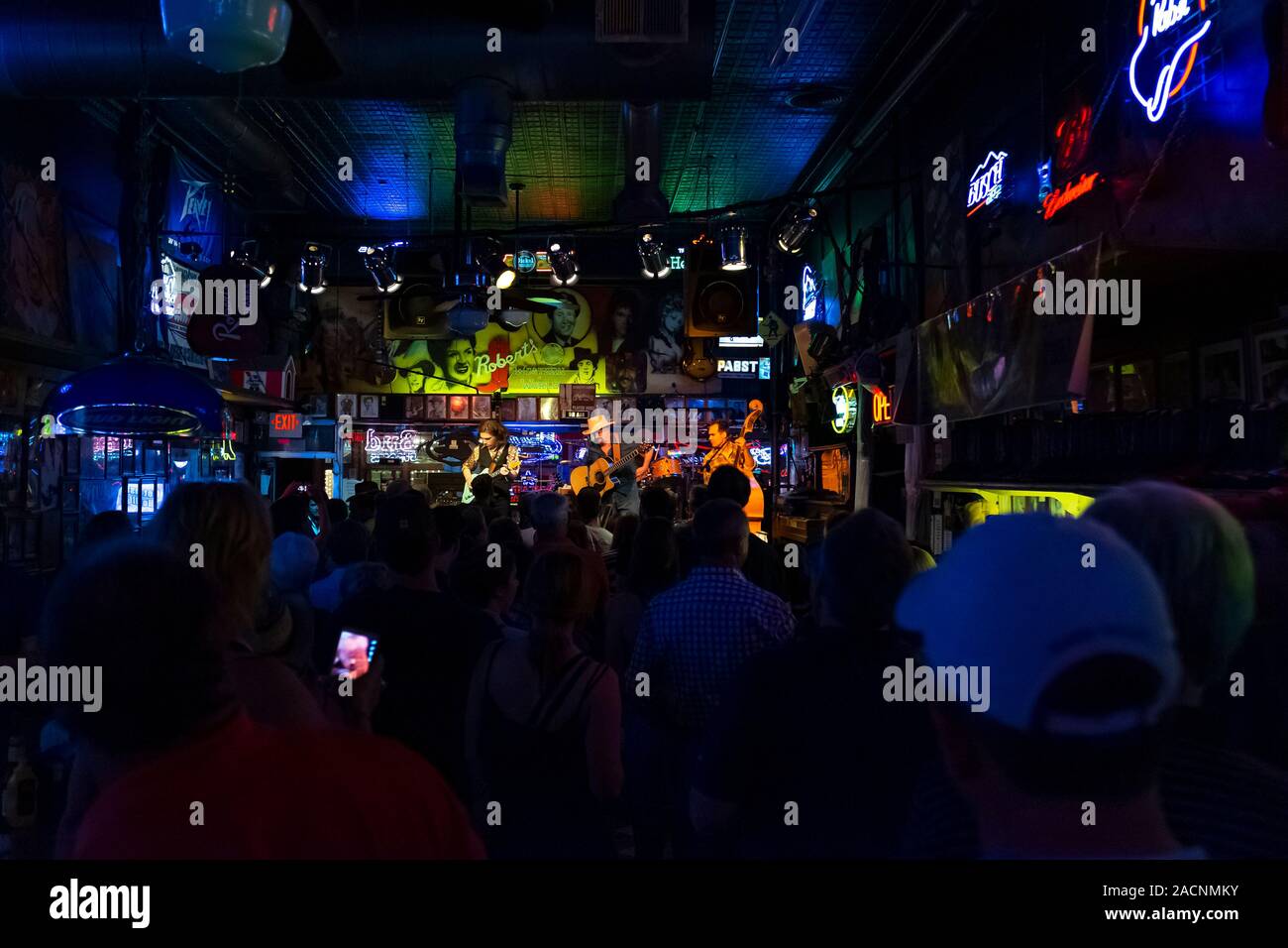 Nashville, Tennessee, Stati Uniti d'America - 28 Giugno 2014: un paese della banda musicale di eseguire presso un club nella città di Nashville Tennessee. Foto Stock