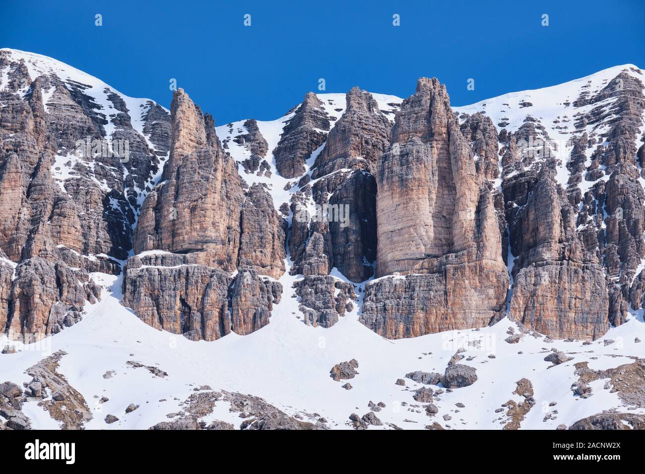 Immagine di montagne e di rocce in Sud Tirolo Italia in estate Foto Stock